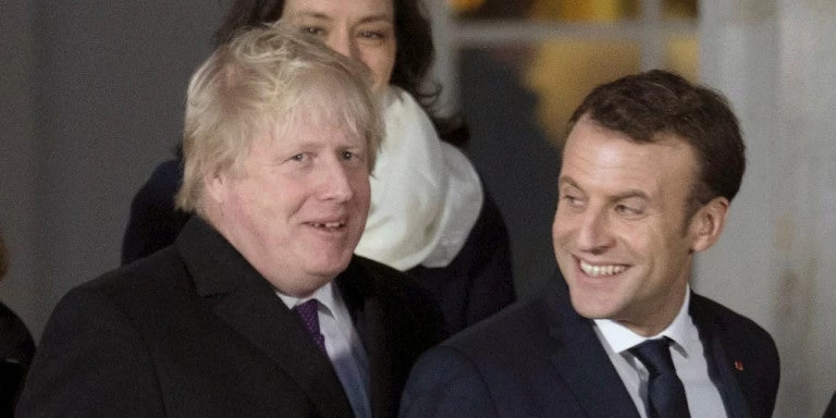 Ο Εμανουέλ Μακρόν καλεί τον Μπόρις Τζόνσον στο Παρίσι